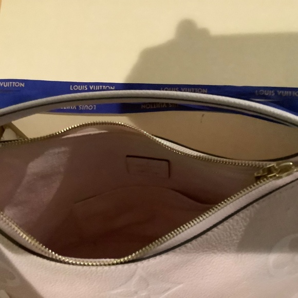 Lv purse by the pool - Picture 4 of 9